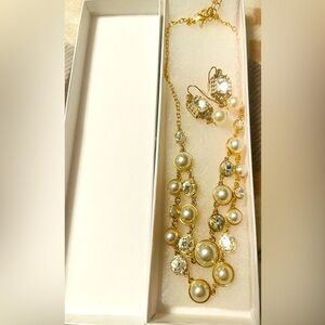 Paparazzi Jewelry- Beautiful 2 piece Gold Layered Necklace with Pearls- Esrings
